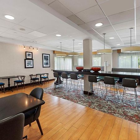 Hampton Inn Нанует Экстерьер фото