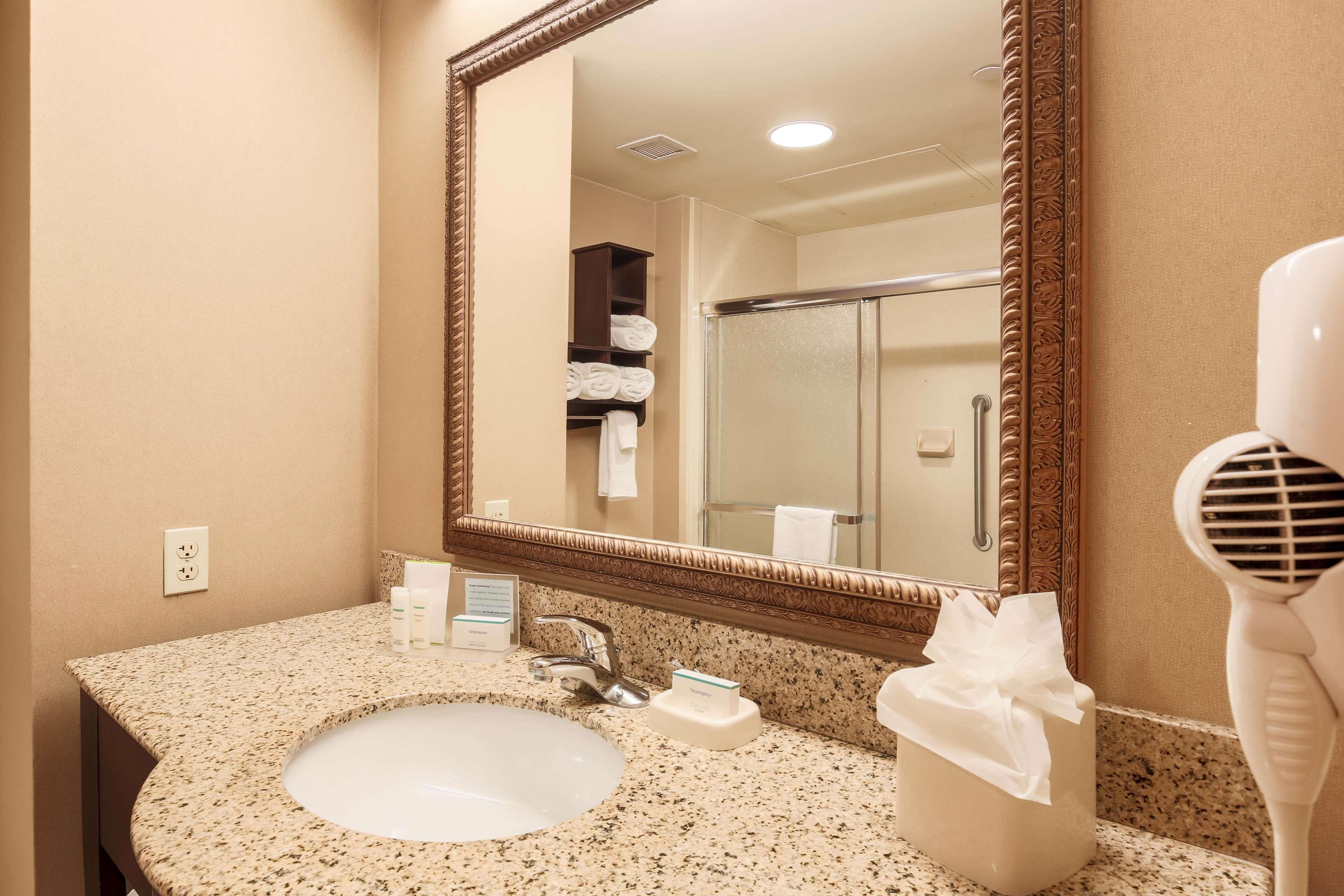 Hampton Inn Нанует Экстерьер фото