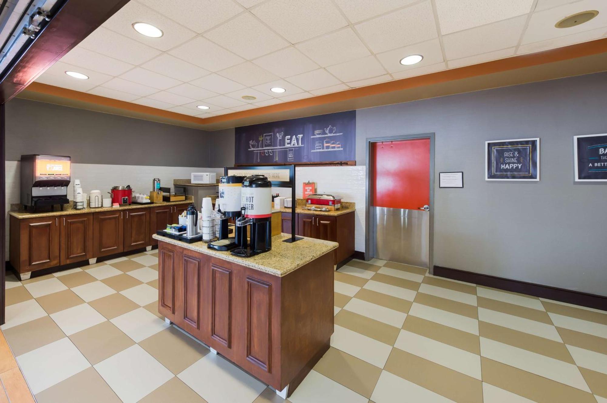 Hampton Inn Нанует Экстерьер фото