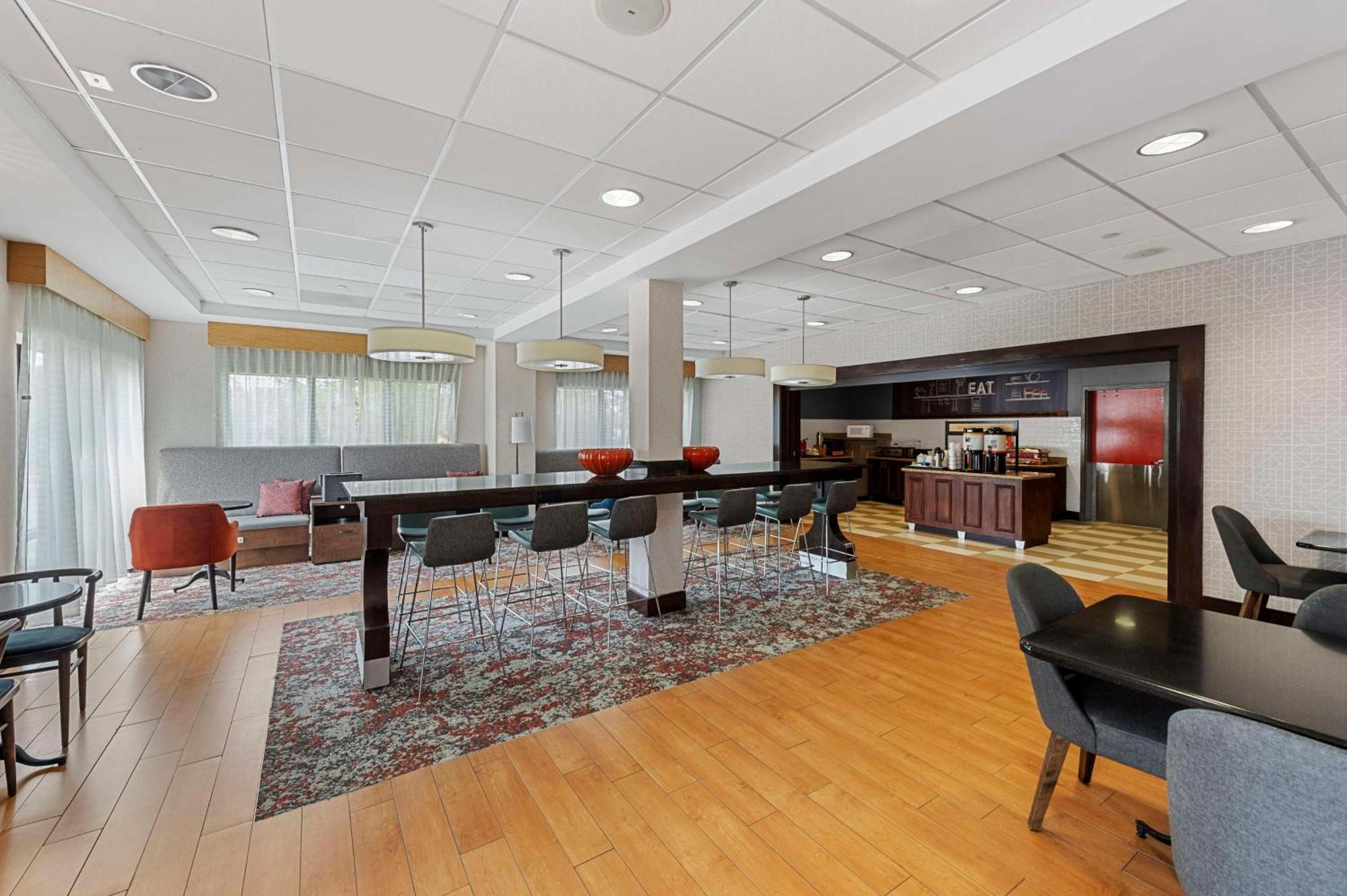 Hampton Inn Нанует Экстерьер фото